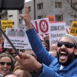El médico Jesús Candel, conocido ya como «Spiriman», en la protesta sanitaria de ayer en Granada
