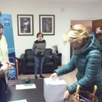 Esperanza Aguirre, vota hoy en la consulta en la que casi 11.000 afiliados deciden al futuro líder del partido en Madrid