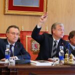 El alcalde de León, Antonio SIlván; el portavoz, Fernando Salguero, y el concejal Javier García Prieto durante una votación en el pleno