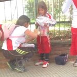Una madre coloca varias bengalas en el torso de una niña