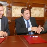 El consejero de Sanidad, Antonio María Sáez Aguado, suscribe el acuerdo de colaboración con el alcalde de Valladolid, Óscar Puente, y el gerente de la sociedad VIVA, Manuel Saravia