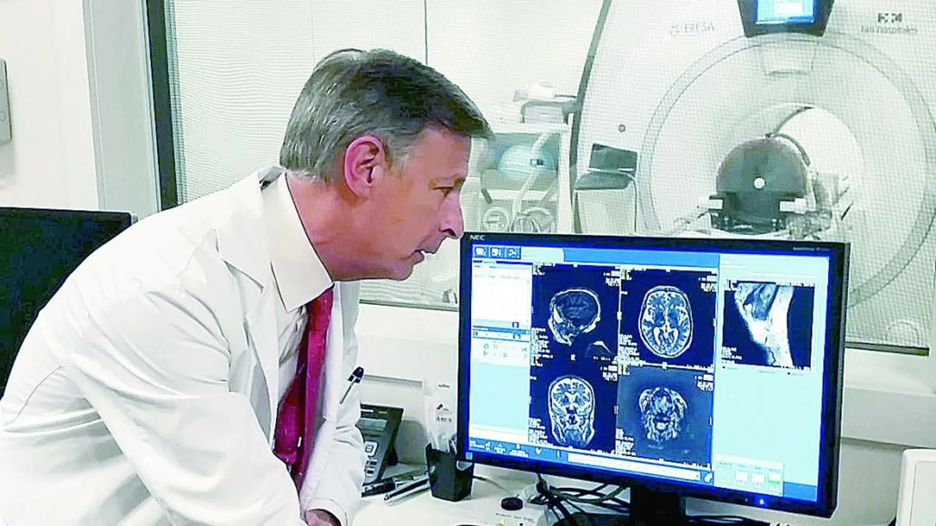 El Centro Integral de Neurociencias AC HM CINAC Madrid, ubicado en el Hospital Universitario HM Puerta del Sur de Móstoles y dirigido por el Dr. José A. Obeso, es el centro de referencia mundial en el abordaje del párkinson mediante ultrasonidos de alta intensidad (HIFU)