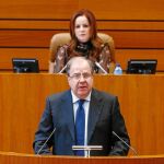 El presidente Herrera explica en las Cortes la Conferencia de Presidentes ante la atenta mirada de Silvia Clemente.