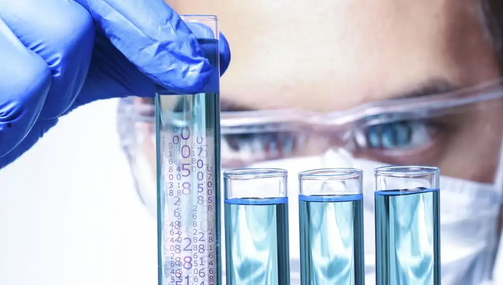 Una mujer científica realiza una investigación
