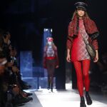 Tuvieron protagonismo las medias de rejilla y las boinas en rojo y negro