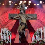Momento en el que «Drag Sethlas» aparece crucificada, con una corona de espinas y una lanzada en el costado