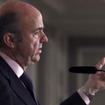 El ministro de Economía, Industria y Competitividad, Luis de Guindos, durante su intervención en un desayuno informativo celebrado hoy en Madrid