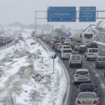 Retenciones de tráfico causadas por la nevada caída en el Puerto de la Cadena.