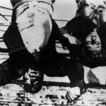 Imagen datada en 29 de abril de 1945, que muestra los cuerpos ajusticiados de Benito Mussolini y su amante, Clara Petacci