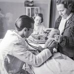 Dos siglos de avances. Desde los inicios de 1900 cuando se empezaron a probar las primeras vacunas contra la polio y la tosferina, los avances no se han detenido. En 1962 se desarrolló la primera vacuna contra el sarampión. En la imagen se muestra una revisión pediátrica en Madrid, en 1941