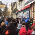 Los “cascos azules” de Argumosa 11, ayer, en apoyo de las dos mujeres