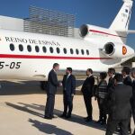 El Rey Felipe VI aterrizaba en el aeropuerto de Corvera, donde le esperaba el presidente López Miras en el que ha sido el vuelo de inauguración de las infraestructuras