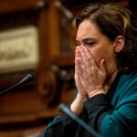 Ada Colau preside el pleno extraordinario