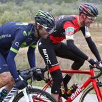 Los ciclistas españoles Alejandro Valverde, del Movistar y Samuel Sánchez del BMC