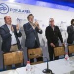El jefe del Ejecutivo en funciones y líder del PP, Mariano Rajoy, acompañado por el presidente del partido en la region de Murcia, Ramón Luis Valcárcel