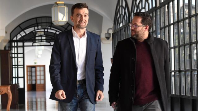 El portavoz de Adelante Andalucía, Antonio Maíllo y el portavoz adjunto del partido, José Ignacio García, en los pasillos del Parlamento / Foto: Ke-Imagen
