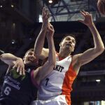 El alero checo del Movistar Estudiantes Pavel Pumprla (i) lucha por el rebote con el ala pivot serbio del Montakit Fuenlabrada Oliver Stevic
