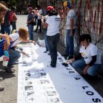 Familiares de víctimas de las protestas antigubernamentales y activistas participan en un homenaje