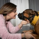 Cristina Plaza, con su perro Bayron, muestra la cicatriz que tiene cerca de su boca.