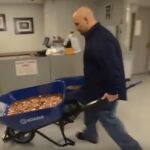 Nick Stafford con una de las carretilla de centavos