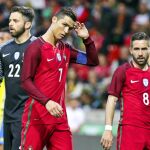 Cristiano Ronaldo (i) y Joao Moutinho (d) de Portugal reaccionan tras una jugada ante Suecia