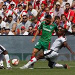 El defensa peruano del Rayo Vallecano, Luis Advíncula, disputa el balón con el delantero argentino del Alavés, Jonathan Calleri /Foto: Efe