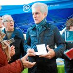 Suárez Illana, ayer, firma una copia de la Constitución