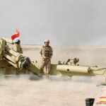 Artilleros españoles durante un ejercicio con soldados iraquíes en Besmayah