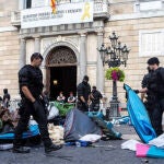 Agentes de los Mossos retiran las tiendas de campaña. Foto: Efe