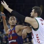Stefan Peno, del FC Barcelona Lassa, intenta lanzar ante la oposición de Andrea Bargnani, del Baskonia Vitoria Gasteiz,
