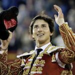 Roca Rey, saludando a la afición valenciana en la última feria de Fallas
