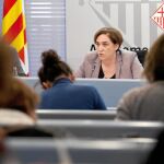 La alcaldesa de Barelona, Ada Colau, ayer, durante la presentación de los nuevos acuerdos en amteria de vivienda con entidades bancarias