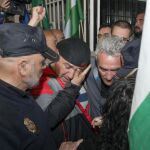 El edil de Jaén en Común (JeC) Andrés Bódalo (c) rompió a llorar al ser detenido para su trasladado a prisión