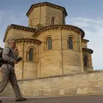 Un peregrino pasa por la Iglesia de San Martín de la localidad palentina de Frómista, en el Camino de Santiago, que se iluminará a partir de mañana