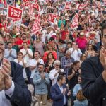 Pedro Sánchez y Ximo Puig, durante la celebración de la Fiesta de la Rosa en el parque de Cabecera en Valencia