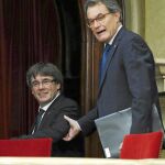Según parece, «Mas siempre ha querido volver» y Puigdemont se lo está pensando. En la imagen, ambos en el Parlament el 10 de octubre del año pasado