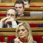 Los diputados de la CUP, Antonio Baños y Anna Gabriel (d), durante el segundo debate de investidura en el Parlament.