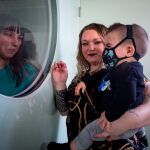 Derek (en la imagen en brazos de su madre), el primer niño con una inmunodeficiencia combinada grave (niño burbuja) detectada gracias al cribado neonatal implementado en la sanidad catalana, ha sido trasplantado con éxito.