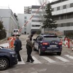 Efectivos policiales en uno de los accesos al hospital de La Paz.