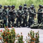 Miembros de la Armada de Venezuela forman a su llegada el lunes 31 de agosto del 2015, a la localidad de La Fría (Venezuela)