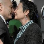 Gómez Bermúdez saluda a la abogada de presos etarras Jone Gorizelaya en la mesa redonda organizada por el Colegio de Abogados de Vizcaya, ayer en Bilbao