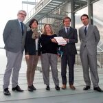 El presidente de la Fundación Botín, Javier Botín (d), junto al director del Prado, Miguel Falomir (i), el jefe de Conservación de Dibujos y Estampas del Museo, José Manuel Matilla (2d), Paloma Botín (2i) y Manuela B. Mena, jefa de Conservación de Pintura del Siglo XVIII y Goya.