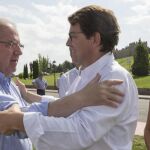 El presidente de la Junta, Juan Vicente Herrera, saluda al líder popular en la Comunidad, Alfonso Fernández Mañueco en presencia de la consejera Alicia García