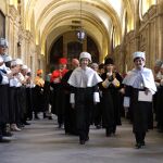 Margarita Salas y Adela Cortina encabezan el desfile en el claustro de la Pontificia momentos antes del acto en que fueron investidas Honoris Causa