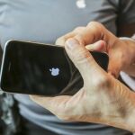 Un usuario con un iPhone, en una imagen de archivo
