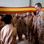 El rey Felipe VI, durante su visita este miércoles a la base "Gran Capitán"de la localidad de Besmayah, a unos 45 kilómetros al sureste de Bagdad.