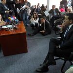 El superintendente de Servicios Públicos de Colombia, José Miguel Mendoza (i), habla en una rueda de prensa, escuchado por el gobernador del departamento colombiano de Bolívar, Dumek Turbay (d), hoy, martes 14 de marzo de 2017, en Bogotá (Colombia).
