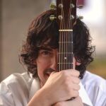 Nacho Lozano se mete en la piel de más de 60 artistas con una sola voz, pasando de uno a otro como en «zapping».