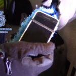 Teléfono móvil escondido en la escoba dentro de una prisión/ Foto: Policía Nacional