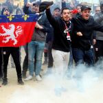 GRAFCAT5651. BARCELONA, 13/03/2019.- Varios centenares de seguidores radicales del Olympique Lyon se han concentrado en la plaza Artós de Barcelona desde donde se dirigirán al Camp Nou para presenciar el partido de vuelta de octavos de final de la Liga de Campeones donde los franceses se enfrentarán al FC Barcelona. EFE/Toni Albir